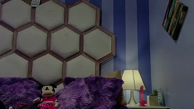 Snapshot of yvi_taylor chatting on 06/27/26, 03:44 yvi taylor online show from 06/27/26, 03:44