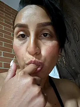 Snapshot of LunaRouuse_ chatting on 03/08/26, 02:04 LunaRouuse online show from 03/08/26, 02:04