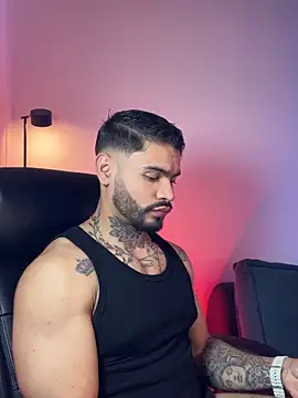 Snapshot of thiago_ferrari_ chatting on 03/18/26, 02:47 thiago ferrari online show from 03/18/26, 02:47