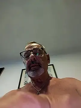 Snapshot of Dadotado70 chatting on 02/25/26, 10:19 Dadotado70 online show from 02/25/26, 10:19