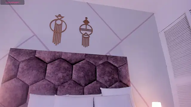 emily nova  online show from 04/05/26, 12:02