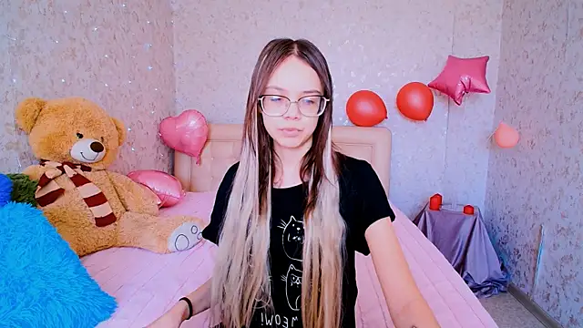 Snapshot of LolliStrawberry chatting on 03/21/26, 04:06 LolliStrawberry online show from 03/21/26, 04:06