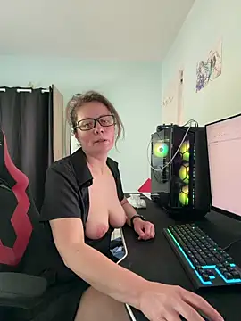 Snapshot of Faucettes chatting on 04/07/26, 01:11 Faucettes online show from 04/07/26, 01:11