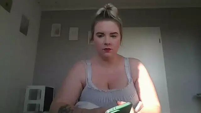 Snapshot of MinchenBienchen98 chatting on 02/15/26, 10:03 MinchenBienchen98 online show from 02/15/26, 10:03