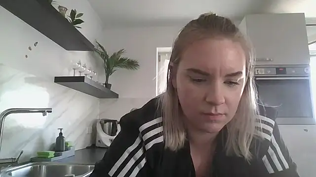 Snapshot of MinchenBienchen98 chatting on 02/26/26, 03:00 MinchenBienchen98 online show from 02/26/26, 03:00