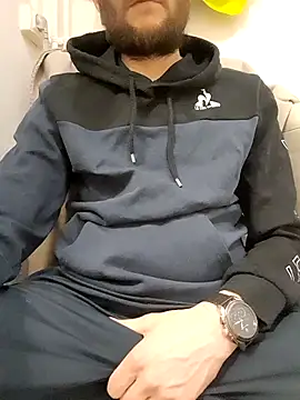 Snapshot of 80julien chatting on 02/05/26, 12:15 80julien online show from 02/05/26, 12:15