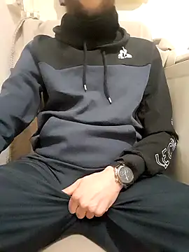 Snapshot of 80julien chatting on 02/05/26, 06:01 80julien online show from 02/05/26, 06:01