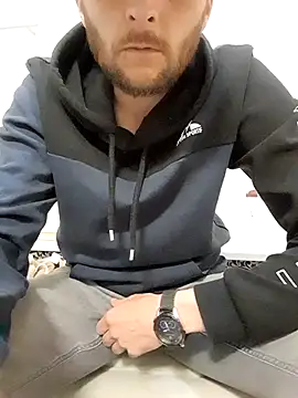 Snapshot of 80julien chatting on 03/14/26, 01:27 80julien online show from 03/14/26, 01:27