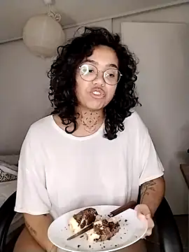 Snapshot of therealsun8 chatting on 02/05/26, 05:45 therealsun8 online show from 02/05/26, 05:45