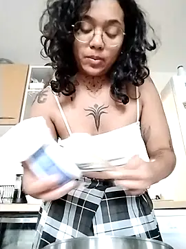 Snapshot of therealsun8 chatting on 04/10/26, 06:51 therealsun8 online show from 04/10/26, 06:51