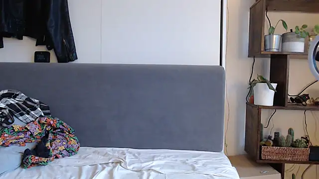 Snapshot of therealsun8 chatting on 04/12/26, 05:56 therealsun8 online show from 04/12/26, 05:56