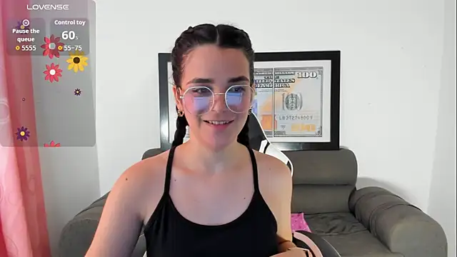 Snapshot of LucianaMoreau chatting on 03/19/26, 09:41 LucianaMoreau online show from 03/19/26, 09:41