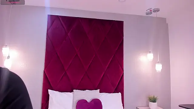 Snapshot of emily_clarkk_ chatting on 04/10/26, 08:02 emily clarkk online show from 04/10/26, 08:02