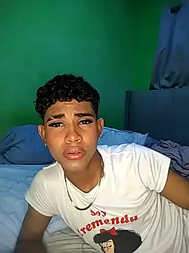 Snapshot of honey_hott chatting on 04/27/26, 01:14 honey hott online show from 04/27/26, 01:14