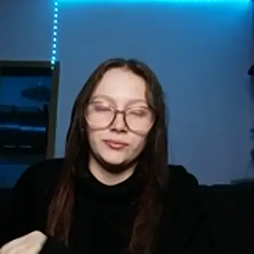 Snapshot of YoungLisaa18 chatting on 01/19/26, 04:00 YoungLisaa18 online show from 01/19/26, 04:00