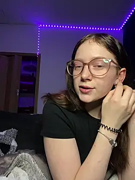 Snapshot of YoungLisaa18 chatting on 02/02/26, 07:45 YoungLisaa18 online show from 02/02/26, 07:45