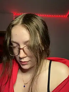 Snapshot of YoungLisaa18 chatting on 03/02/26, 08:04 YoungLisaa18 online show from 03/02/26, 08:04