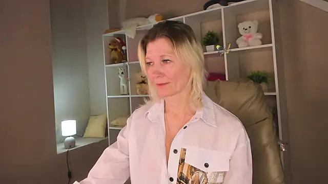 Julie Lucas online show from 03/02/26, 02:58