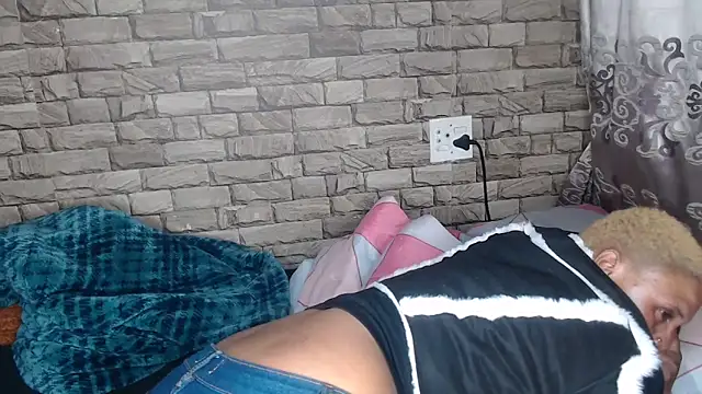 Snapshot of liztaylor chatting on 04/19/26, 07:05 liztaylor online show from 04/19/26, 07:05