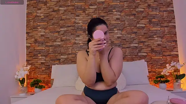 Snapshot of Olivia__Taylor chatting on 04/19/26, 05:45 Olivia Taylor online show from 04/19/26, 05:45