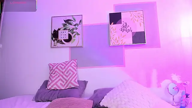 Snapshot of april_jones05 chatting on 03/28/26, 01:00 april jones05 online show from 03/28/26, 01:00