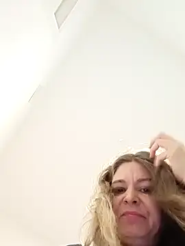 Snapshot of Didi2081 chatting on 03/25/26, 12:49 Didi2081 online show from 03/25/26, 12:49