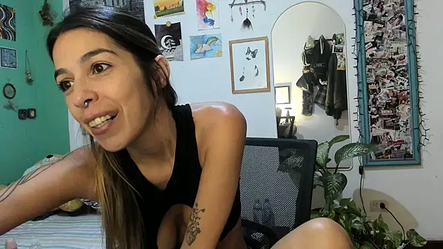 Snapshot of miafoxmia chatting on 04/07/26, 09:04 miafoxmia online show from 04/07/26, 09:04