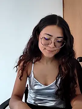 Snapshot of Freyarosse chatting on 03/05/26, 02:35 Freyarosse online show from 03/05/26, 02:35