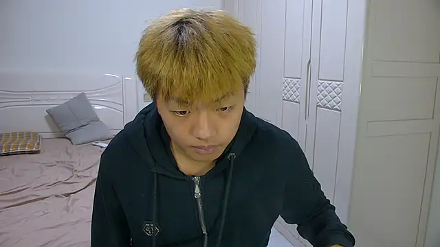 Snapshot of Chocolates-001 chatting on 03/17/26, 10:07 Chocolates-001 online show from 03/17/26, 10:07