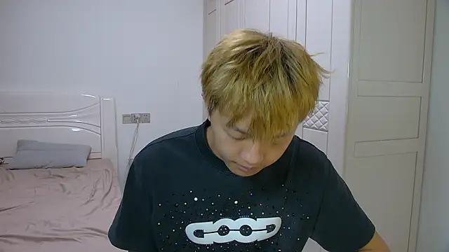 Snapshot of Chocolates-001 chatting on 03/18/26, 10:29 Chocolates-001 online show from 03/18/26, 10:29