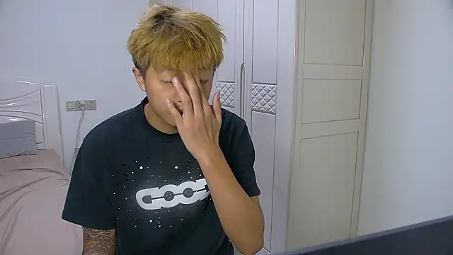 Snapshot of Chocolates-001 chatting on 03/20/26, 10:09 Chocolates-001 online show from 03/20/26, 10:09