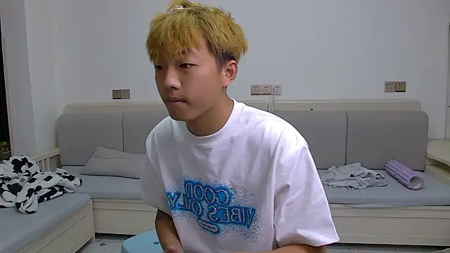 Snapshot of Chocolates-001 chatting on 03/21/26, 10:31 Chocolates-001 online show from 03/21/26, 10:31