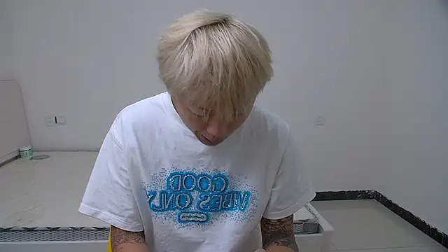 Snapshot of Chocolates-001 chatting on 04/04/26, 04:11 Chocolates-001 online show from 04/04/26, 04:11