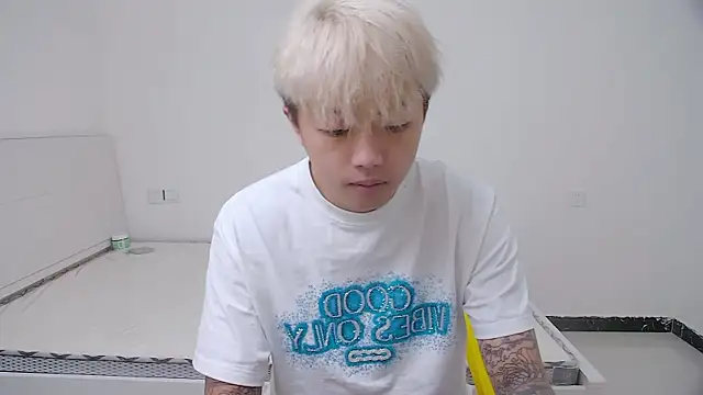 Snapshot of Chocolates-001 chatting on 04/05/26, 10:34 Chocolates-001 online show from 04/05/26, 10:34