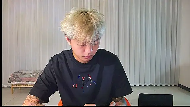 Snapshot of Chocolates-001 chatting on 04/08/26, 08:58 Chocolates-001 online show from 04/08/26, 08:58