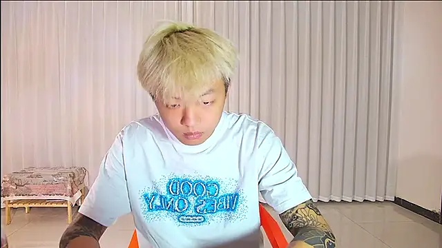 Snapshot of Chocolates-001 chatting on 04/10/26, 11:48 Chocolates-001 online show from 04/10/26, 11:48