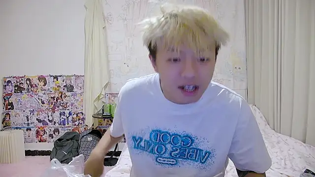 Snapshot of Chocolates-001 chatting on 04/13/26, 11:48 Chocolates-001 online show from 04/13/26, 11:48