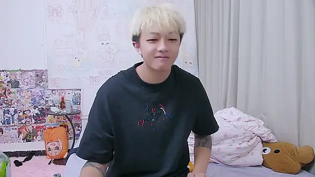 Snapshot of Chocolates-001 chatting on 04/19/26, 11:42 Chocolates-001 online show from 04/19/26, 11:42