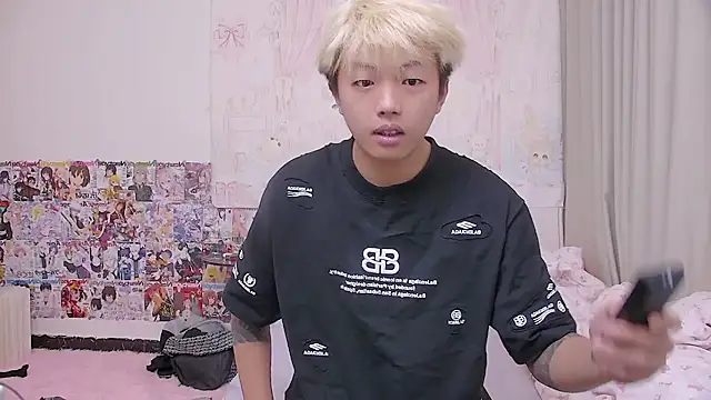 Snapshot of Chocolates-001 chatting on 04/26/26, 12:03 Chocolates-001 online show from 04/26/26, 12:03