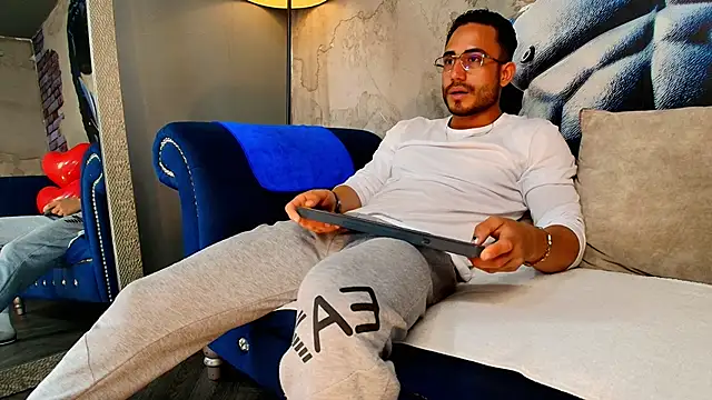 Snapshot of Vans_Ross chatting on 02/14/26, 07:32 Vans Ross online show from 02/14/26, 07:32