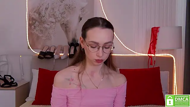 Snapshot of Emily_Simon chatting on 03/07/26, 04:42 Emily Simon online show from 03/07/26, 04:42