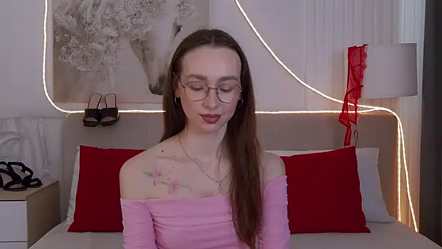 Snapshot of Emily_Simon chatting on 04/13/26, 04:51 Emily Simon online show from 04/13/26, 04:51