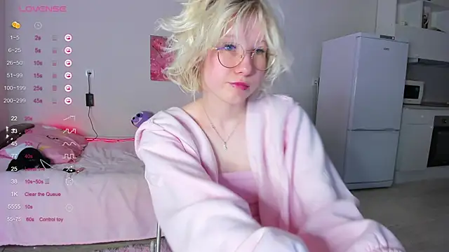 Snapshot of Allettaevee chatting on 04/24/26, 02:47 Allettaevee online show from 04/24/26, 02:47