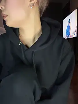 Snapshot of BADBITCHISAKI chatting on 04/19/26, 01:32 BADBITCHISAKI online show from 04/19/26, 01:32