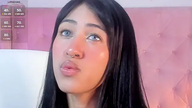 Snapshot of internett_sweetheart chatting on 03/25/26, 04:40 internett sweetheart online show from 03/25/26, 04:40