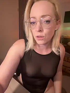 Snapshot of Lea-Kirsch chatting on 05/17/26, 06:37 Lea-Kirsch online show from 05/17/26, 06:37