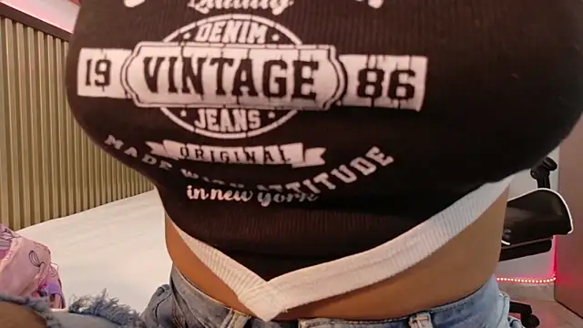 Scarlet Vixen  online show from 02/10/26, 12:20