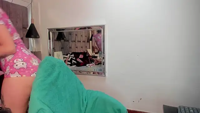 Snapshot of JenniQ69 chatting on 02/11/26, 01:49 JenniQ69 online show from 02/11/26, 01:49