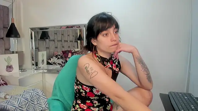 Snapshot of JenniQ69 chatting on 02/12/26, 01:50 JenniQ69 online show from 02/12/26, 01:50