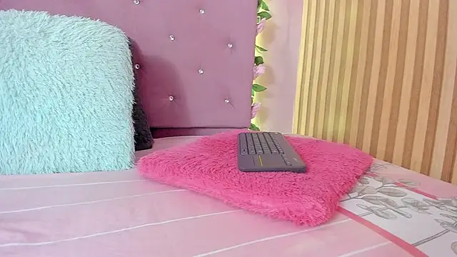 Snapshot of lovely__kiss__ chatting on 04/21/26, 06:23 lovely kiss online show from 04/21/26, 06:23